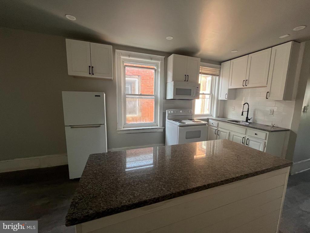 1316 W HUNTING PARK AVENUE