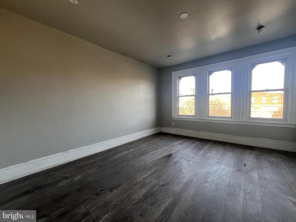 1316 W HUNTING PARK AVENUE