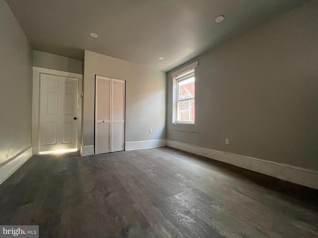 1316 W HUNTING PARK AVENUE
