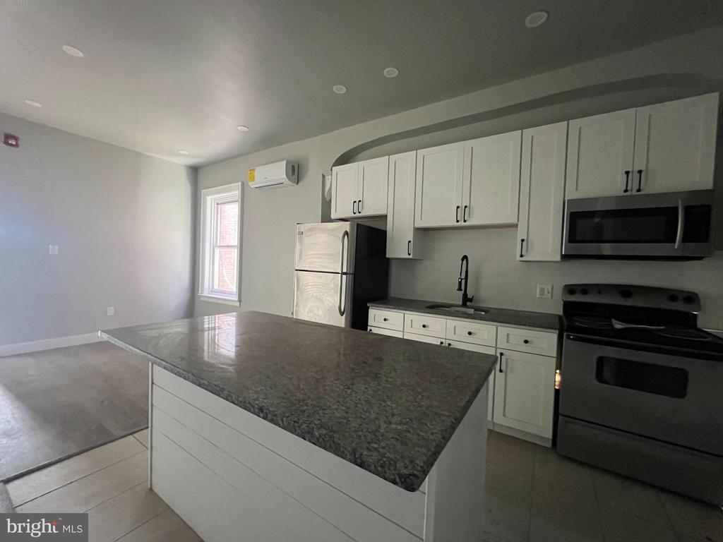 1316 W HUNTING PARK AVENUE