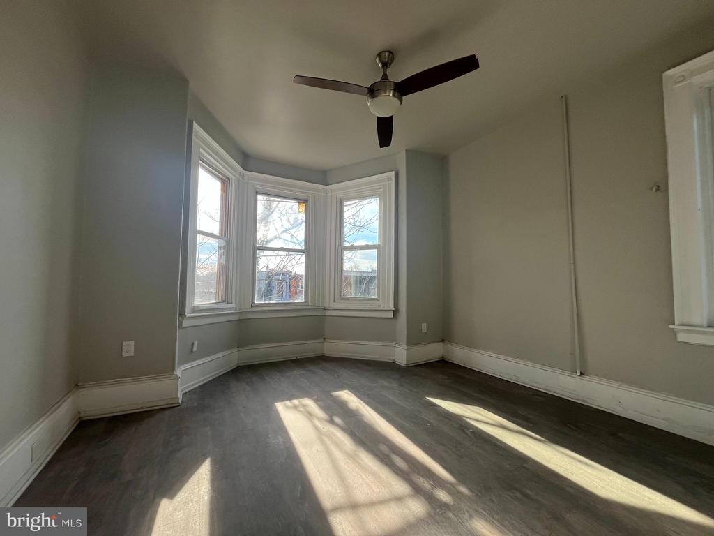 1316 W HUNTING PARK AVENUE