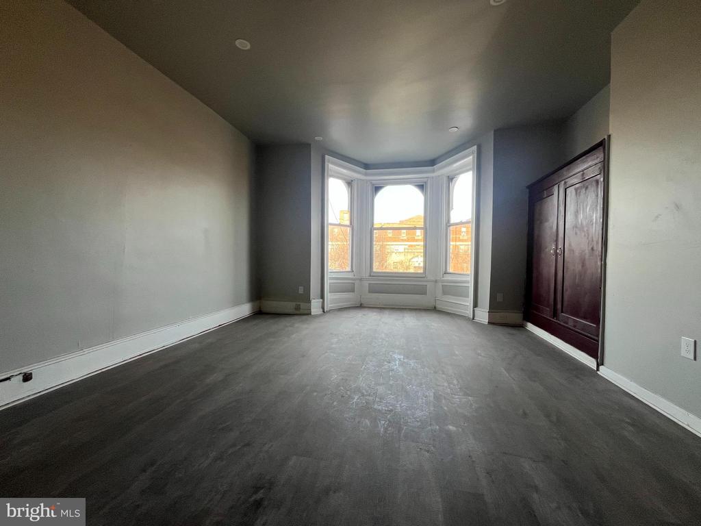 1316 W HUNTING PARK AVENUE