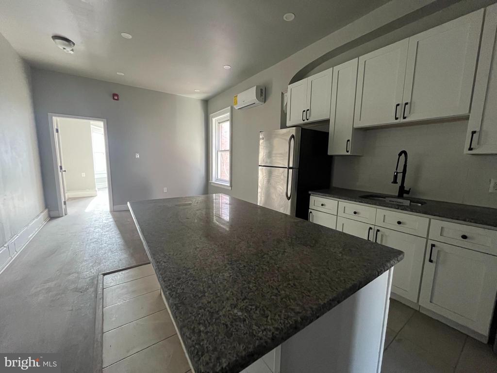1316 W HUNTING PARK AVENUE