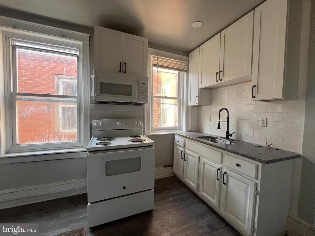 1316 W HUNTING PARK AVENUE
