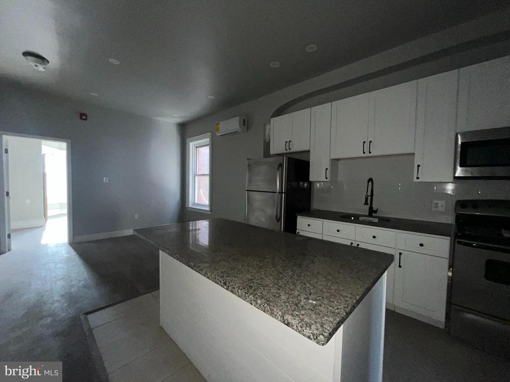 1316 W HUNTING PARK AVENUE