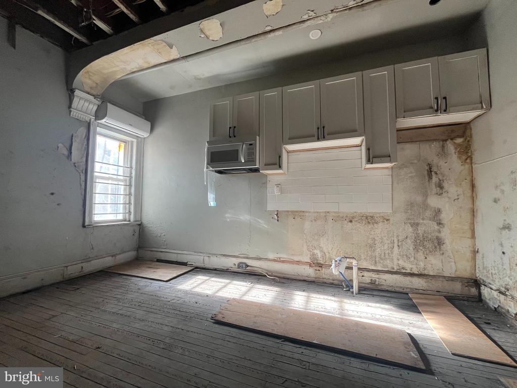 1316 W HUNTING PARK AVENUE