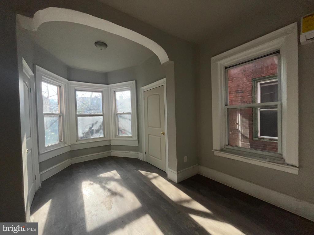 1316 W HUNTING PARK AVENUE