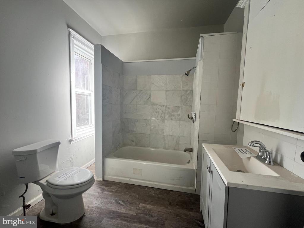 1316 W HUNTING PARK AVENUE