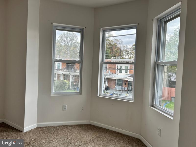 527 E WALNUT LANE