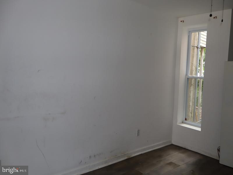 527 E WALNUT LANE