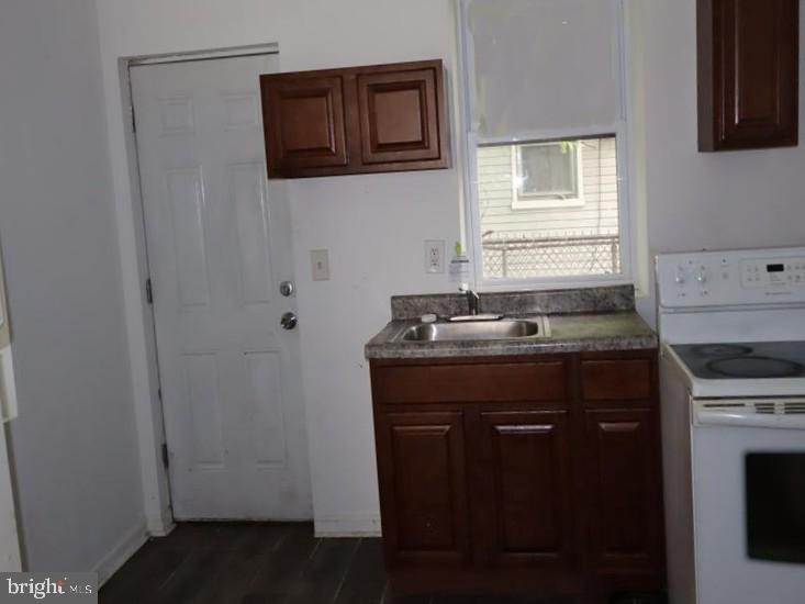 527 E WALNUT LANE