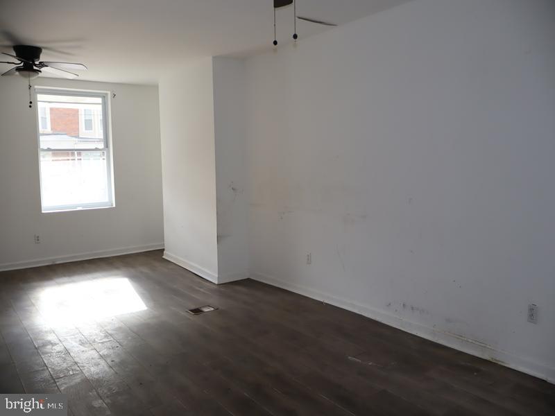 527 E WALNUT LANE