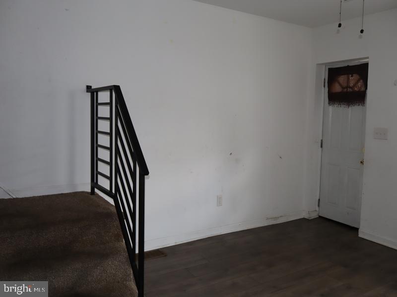 527 E WALNUT LANE
