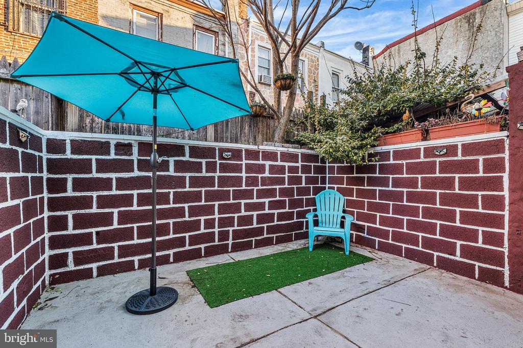 811 W SCHILLER STREET