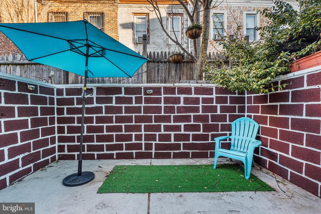 811 W SCHILLER STREET
