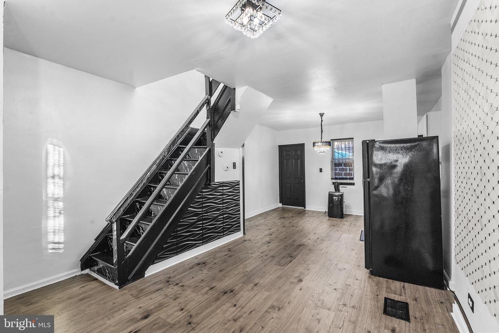 811 W SCHILLER STREET