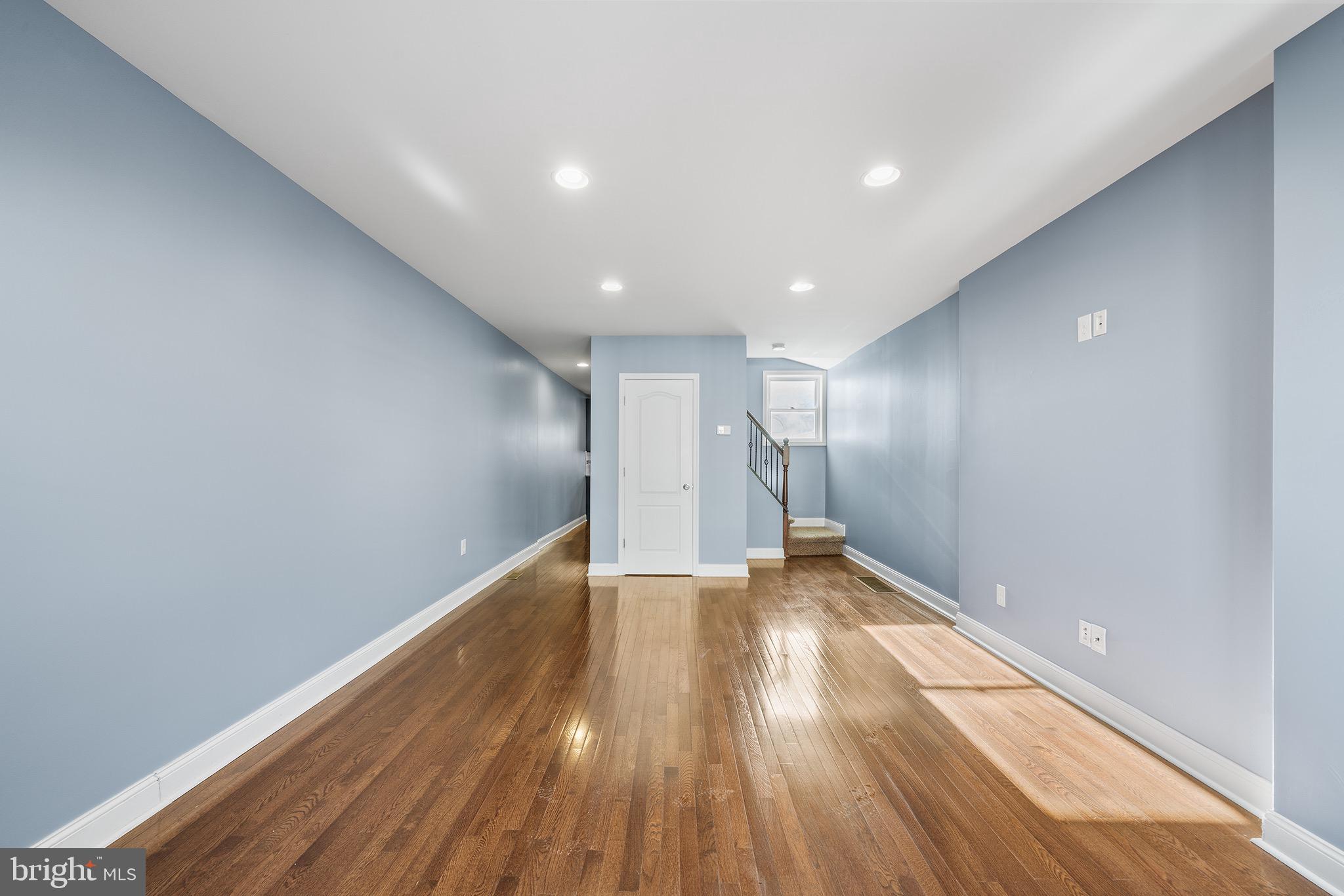 2943 E THOMPSON STREET