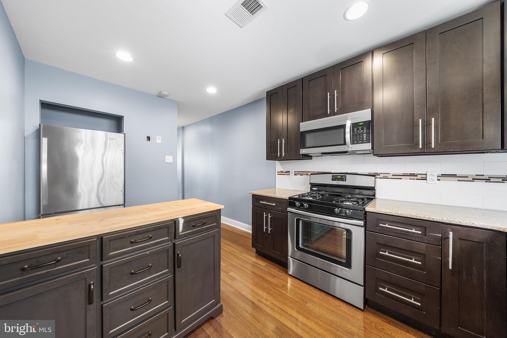 2943 E THOMPSON STREET