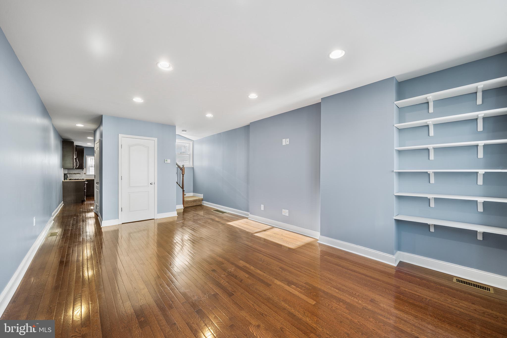 2943 E THOMPSON STREET