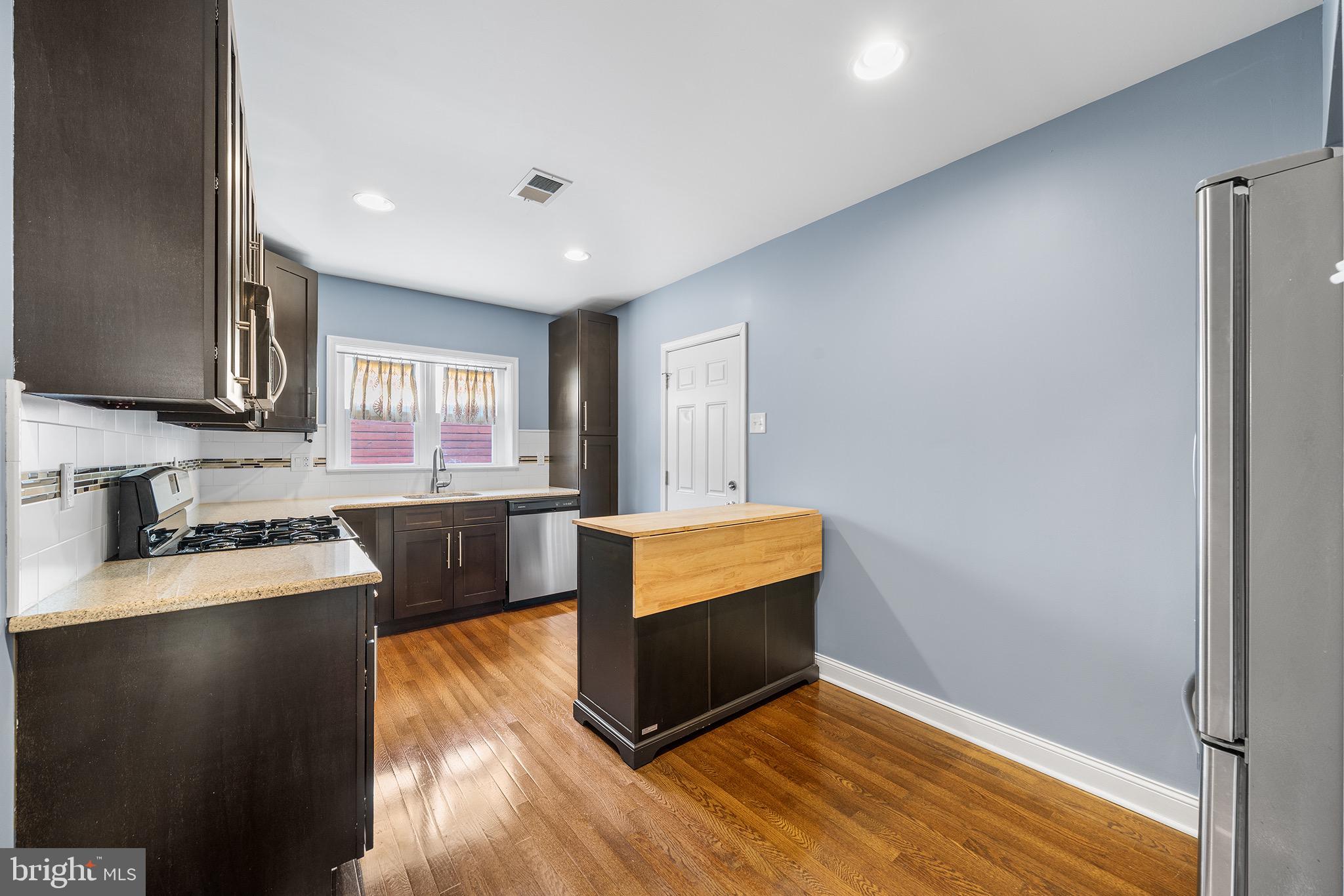 2943 E THOMPSON STREET