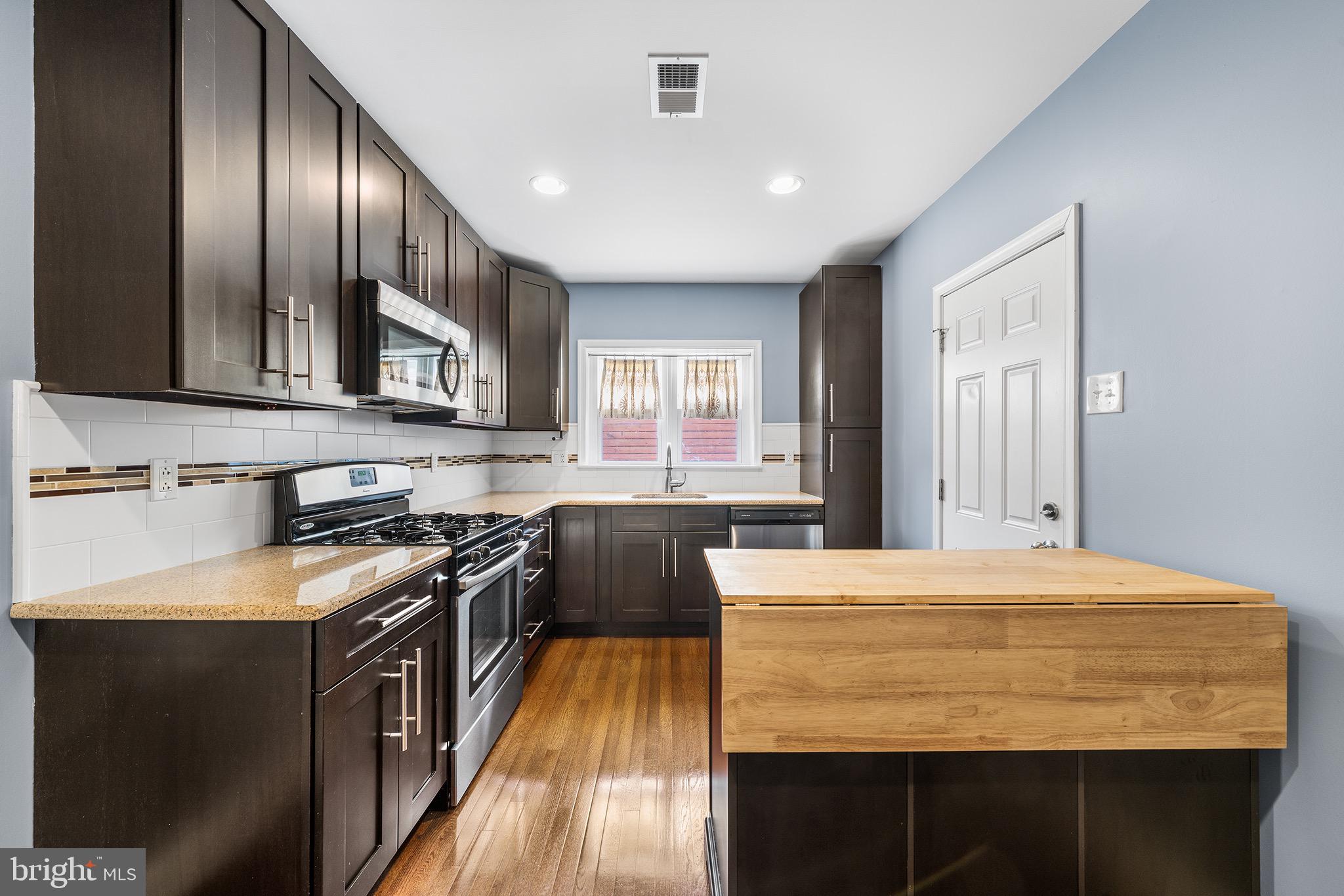 2943 E THOMPSON STREET