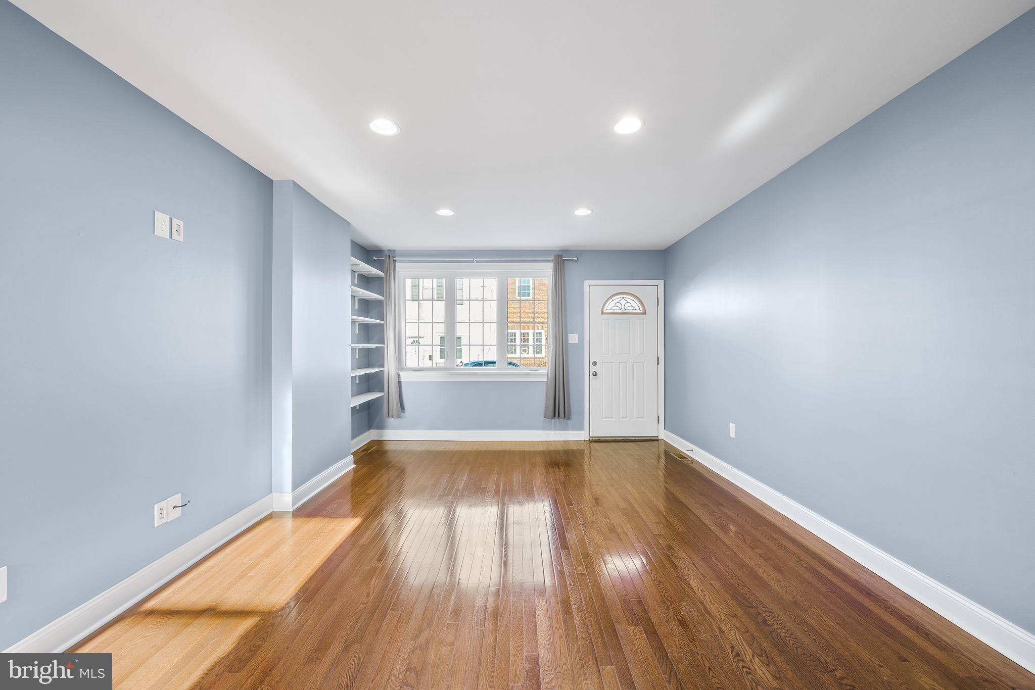 2943 E THOMPSON STREET