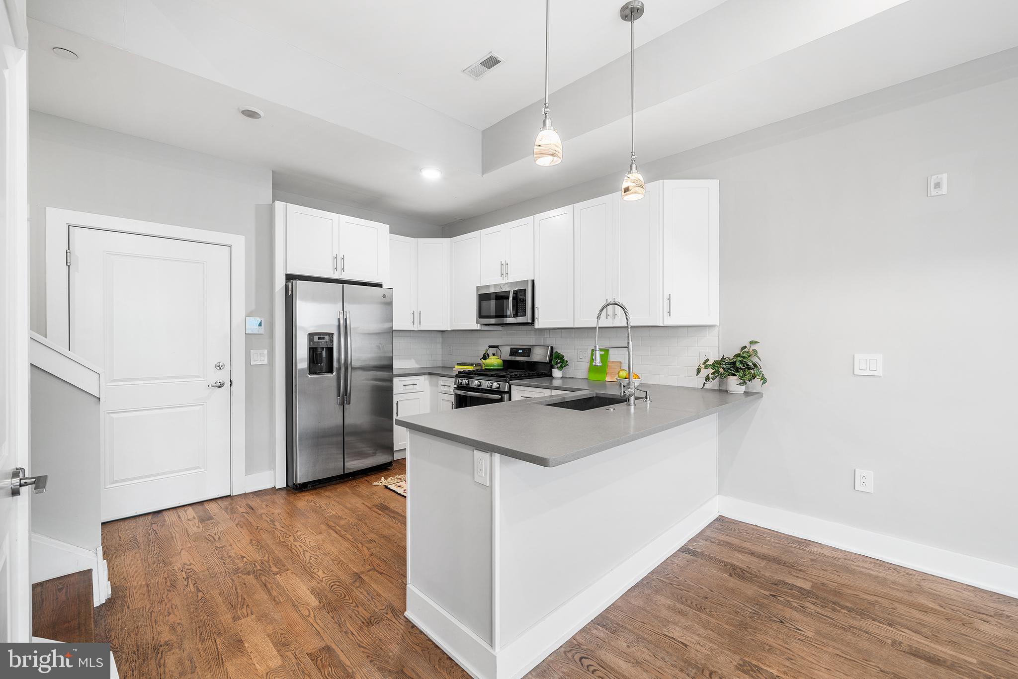 963 SHACKAMAXON STREET 4