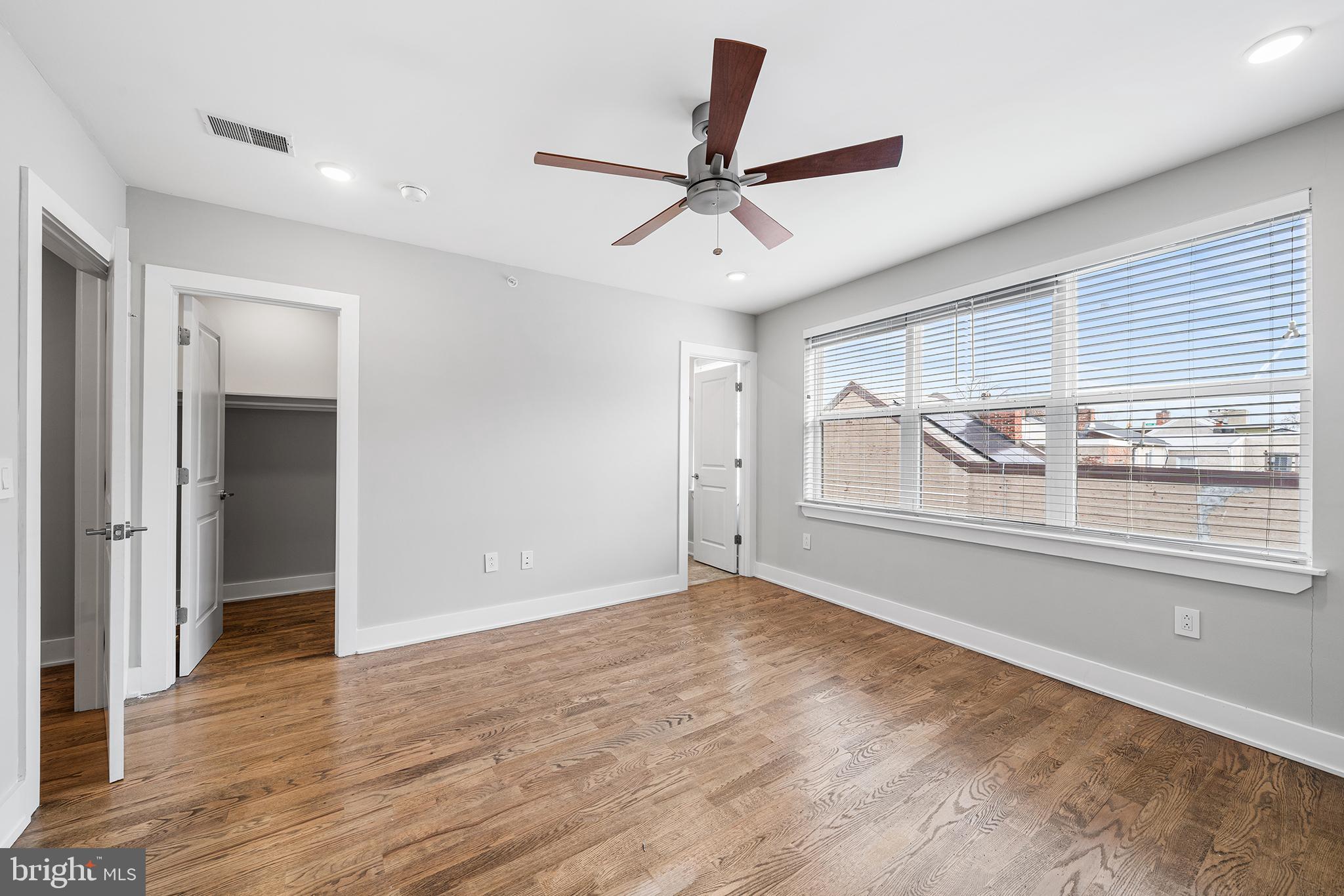 963 SHACKAMAXON STREET 4