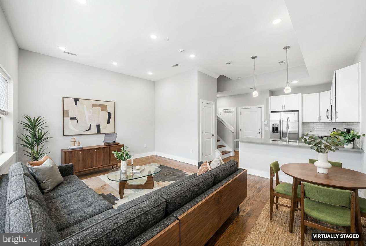 963 SHACKAMAXON STREET 4