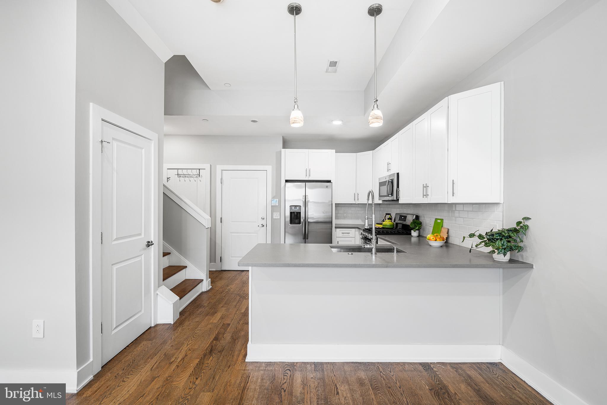 963 SHACKAMAXON STREET 4