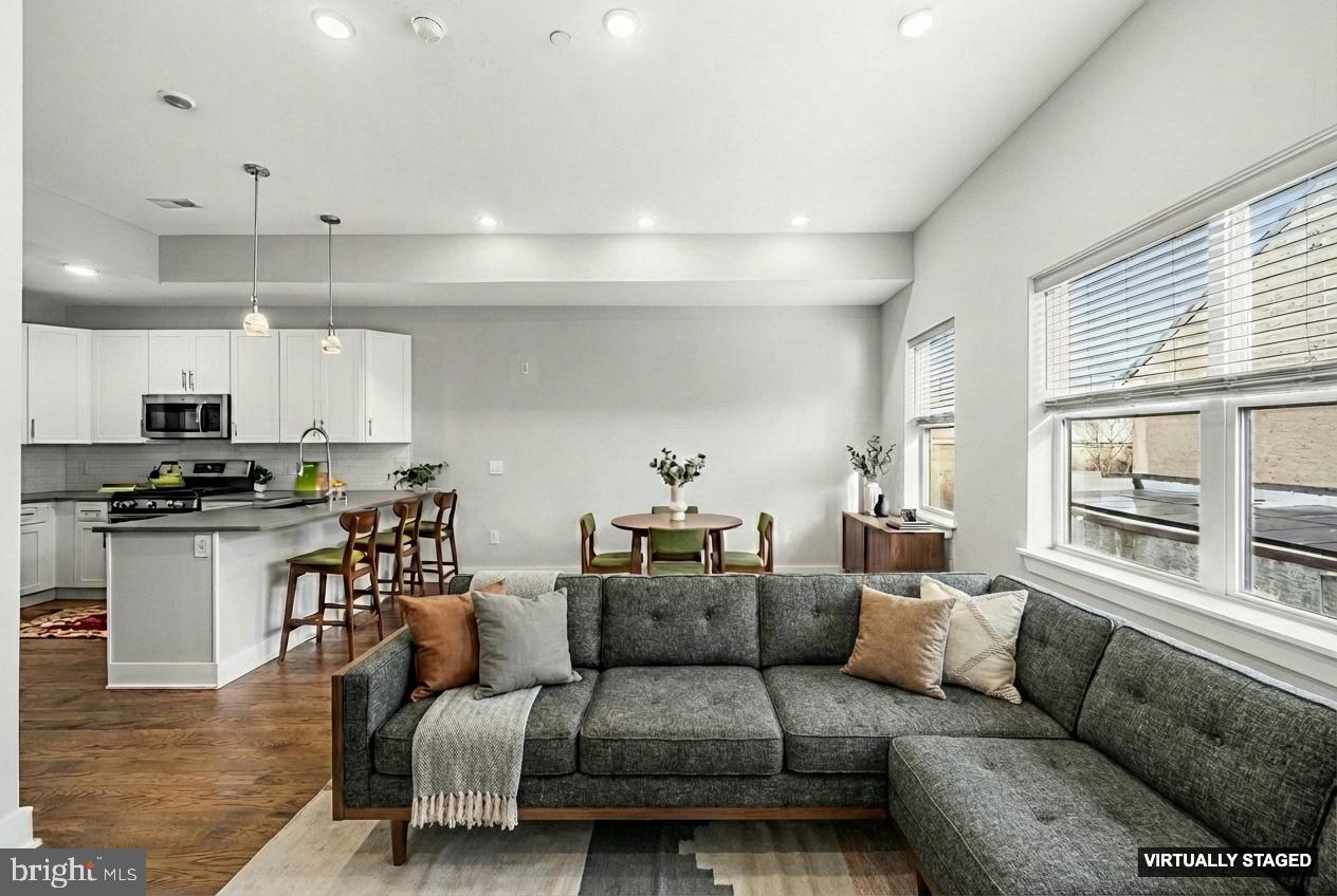 963 SHACKAMAXON STREET 4