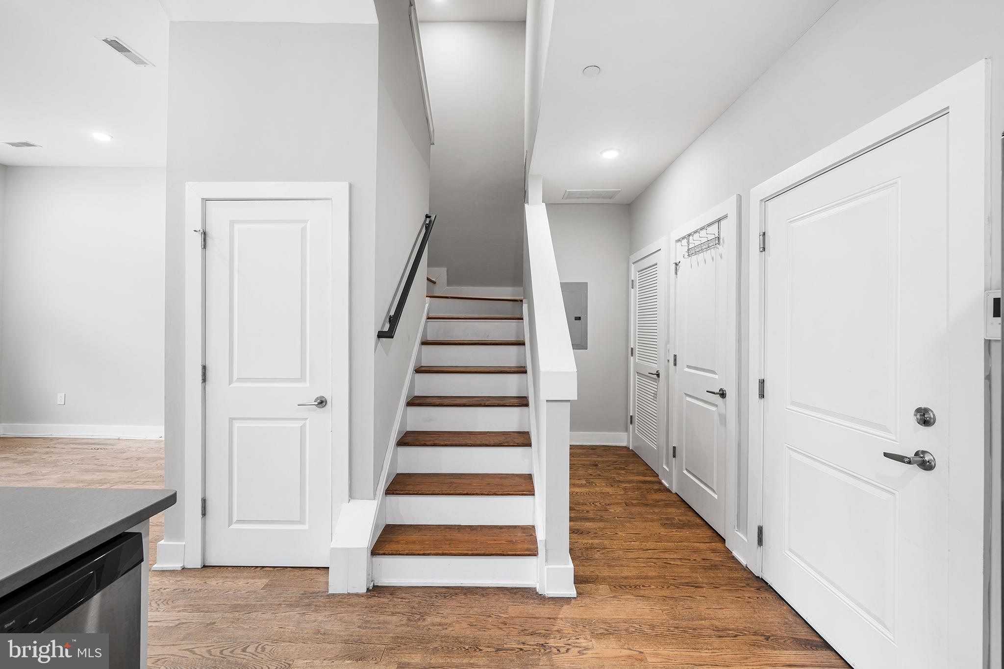 963 SHACKAMAXON STREET 4