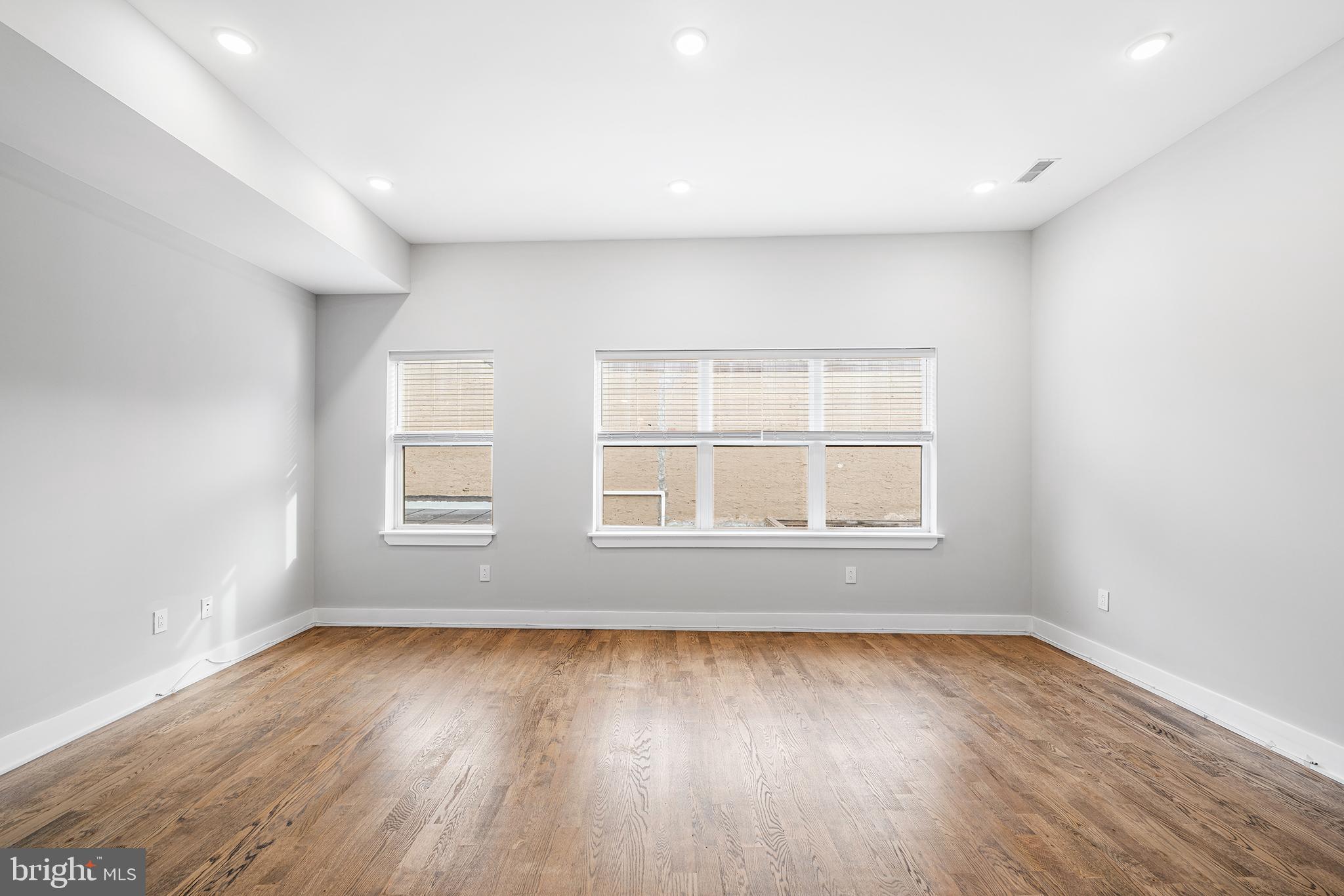 963 SHACKAMAXON STREET 4