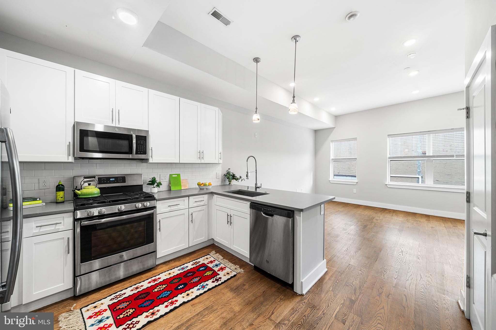 963 SHACKAMAXON STREET 4