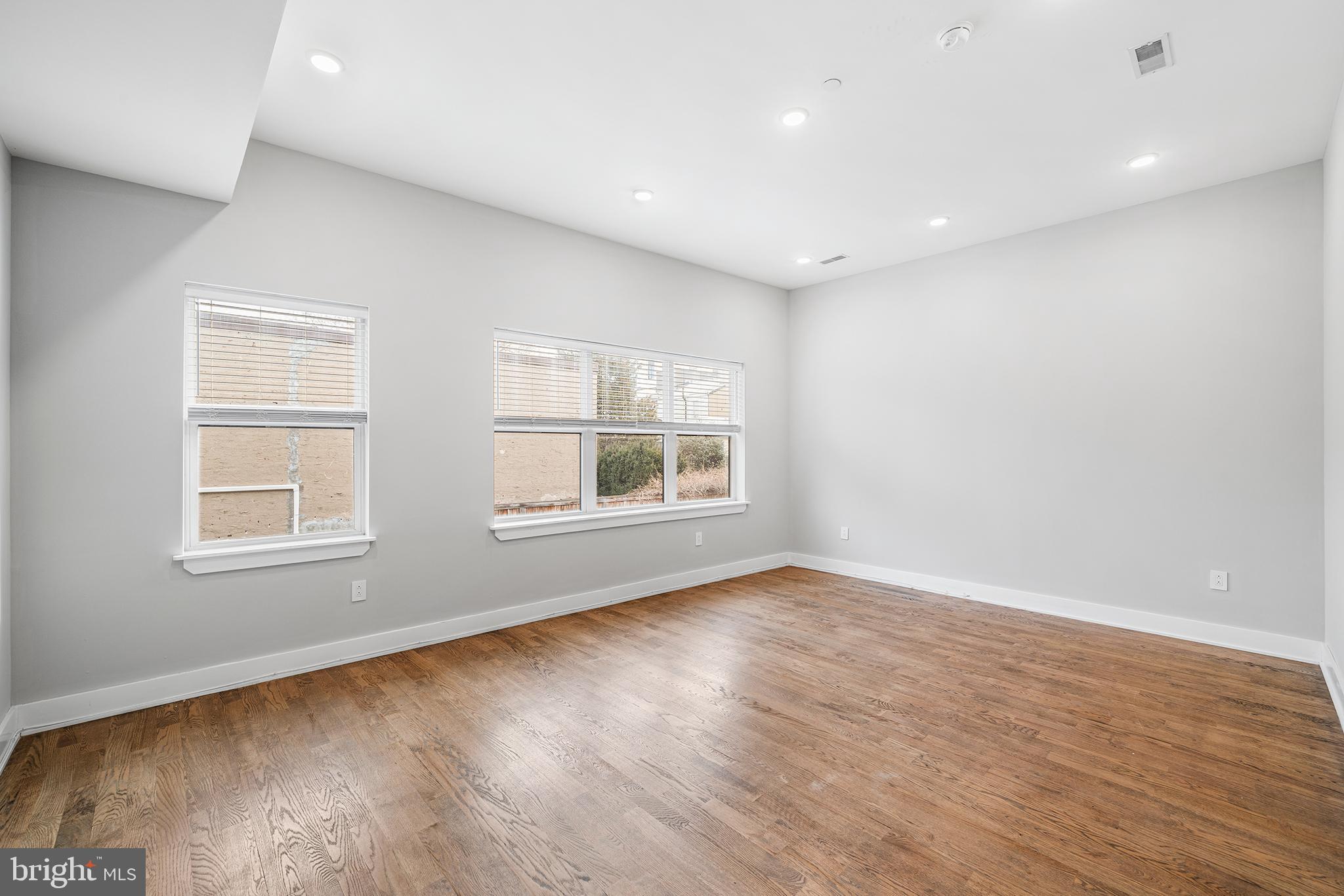 963 SHACKAMAXON STREET 4