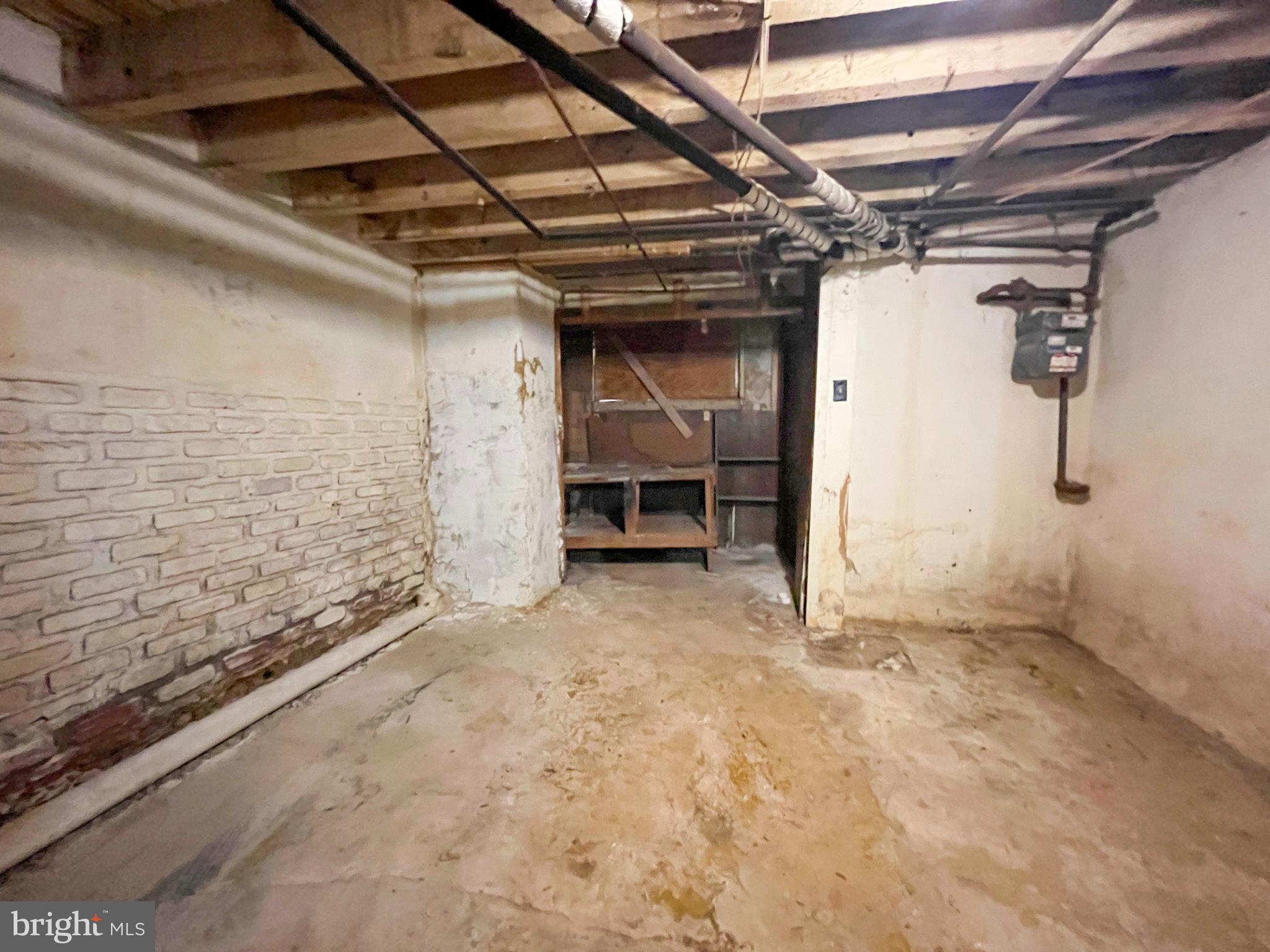 231 W ALBANUS STREET