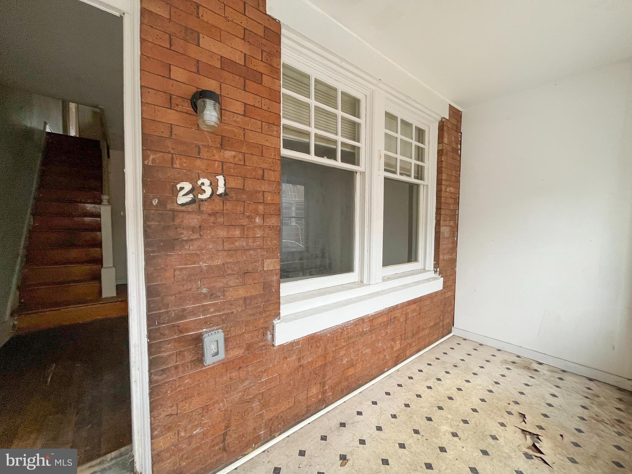 231 W ALBANUS STREET