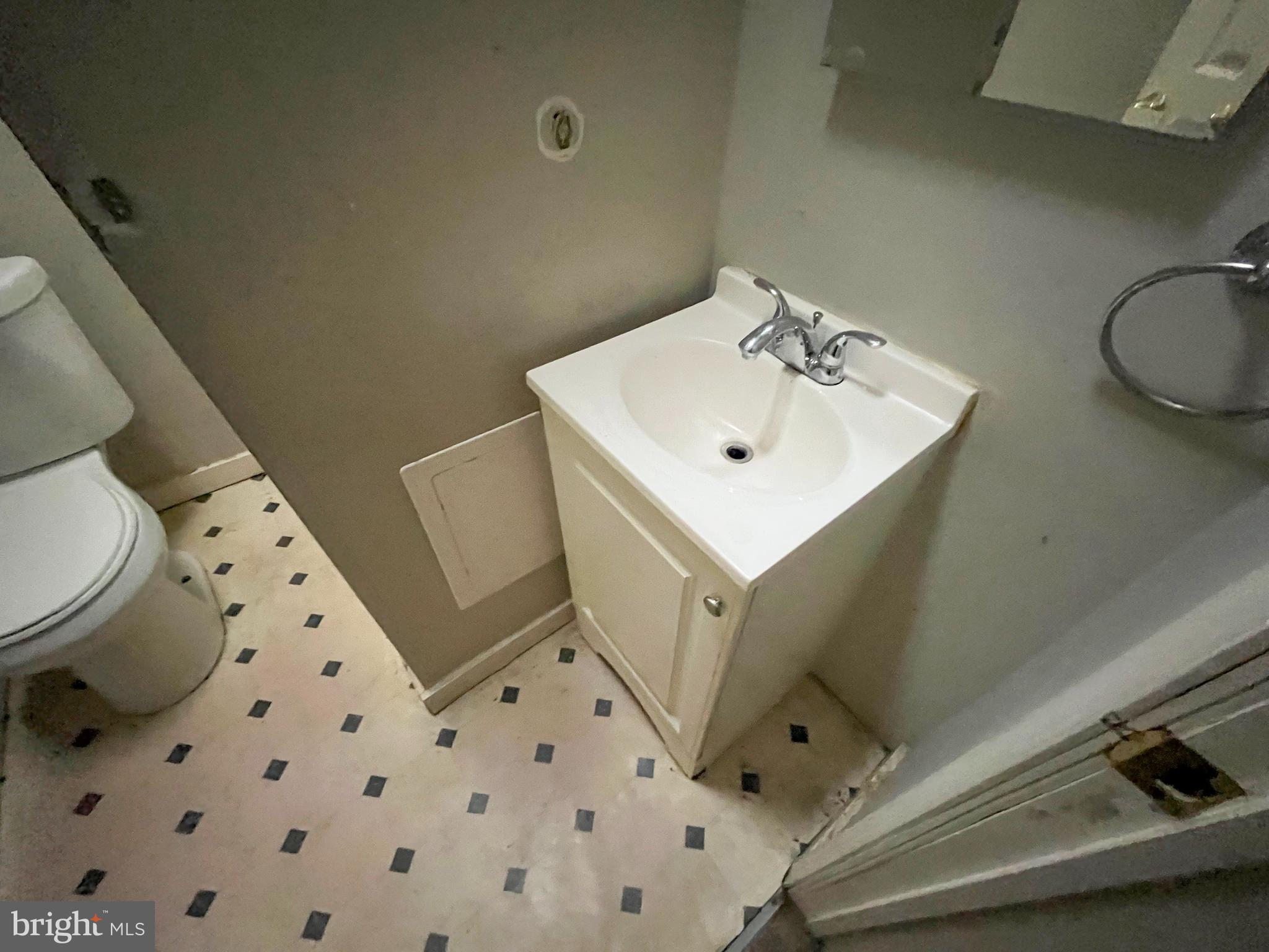 231 W ALBANUS STREET