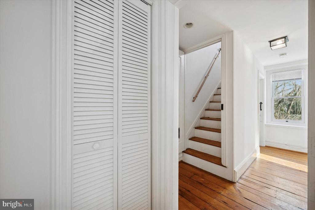 112 W GRAVERS LANE