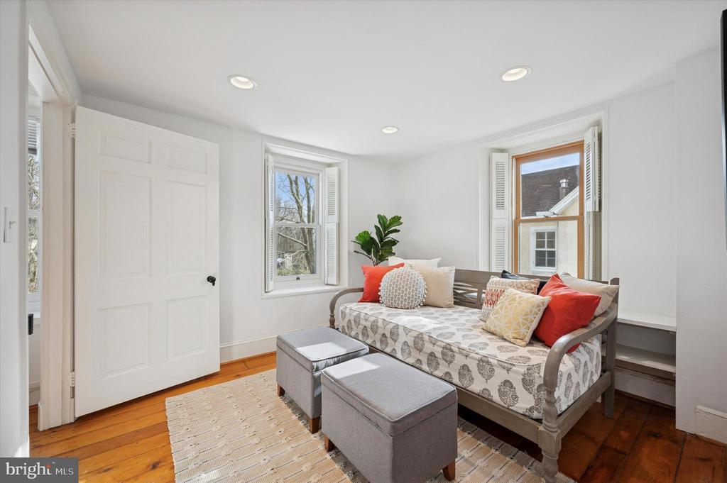 112 W GRAVERS LANE