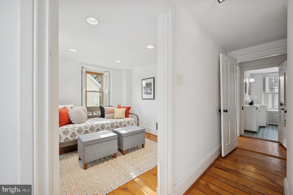 112 W GRAVERS LANE