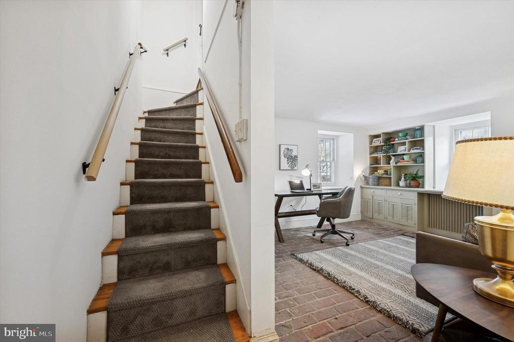112 W GRAVERS LANE