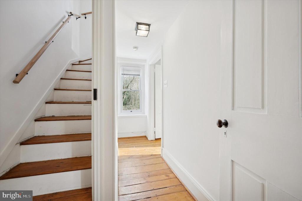 112 W GRAVERS LANE