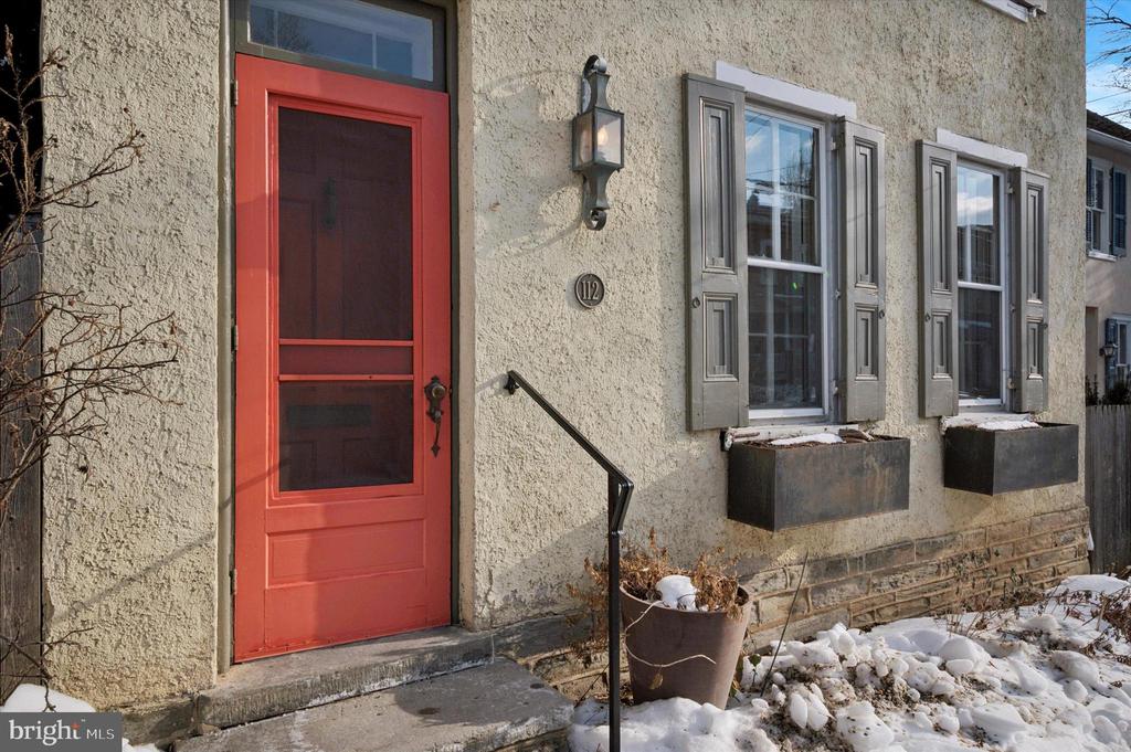 112 W GRAVERS LANE