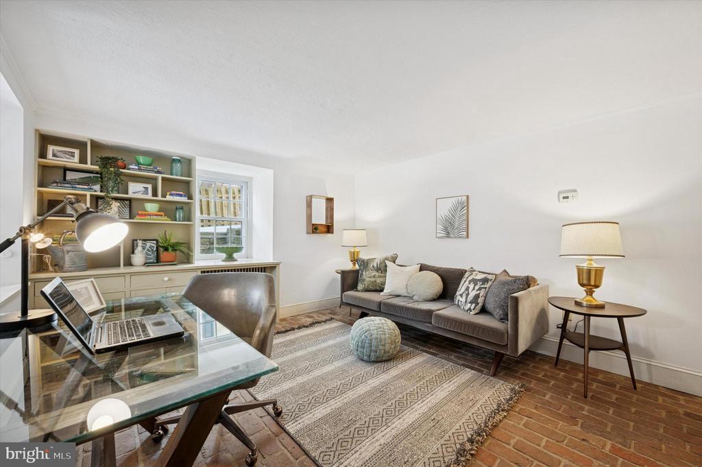 112 W GRAVERS LANE