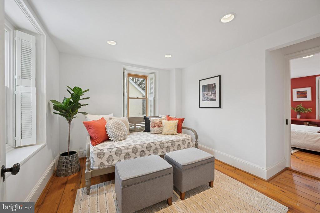 112 W GRAVERS LANE