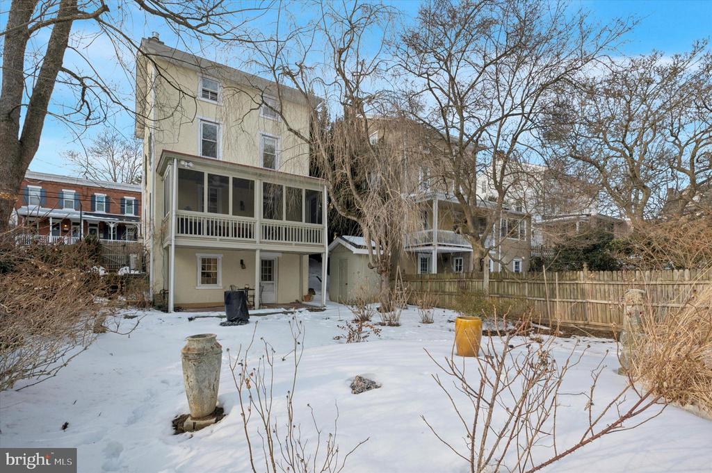 112 W GRAVERS LANE