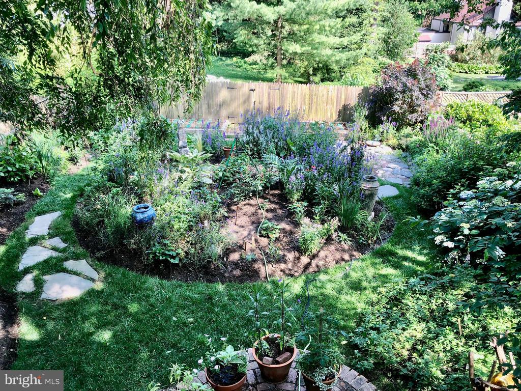 112 W GRAVERS LANE