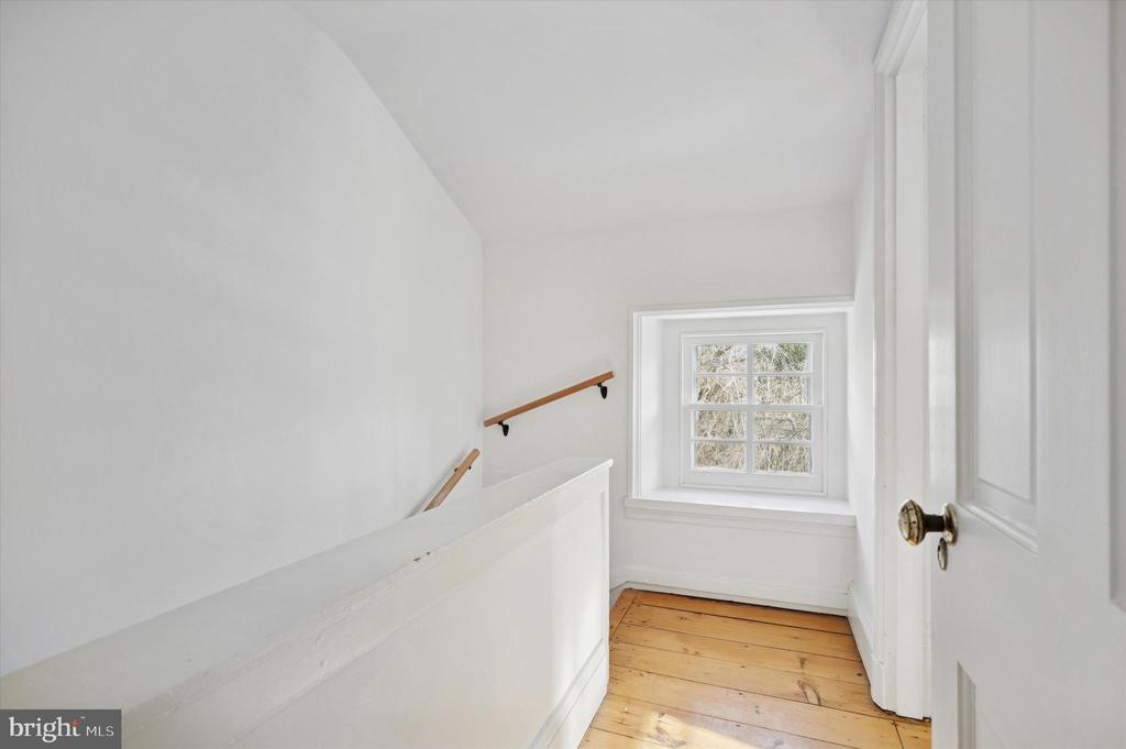 112 W GRAVERS LANE