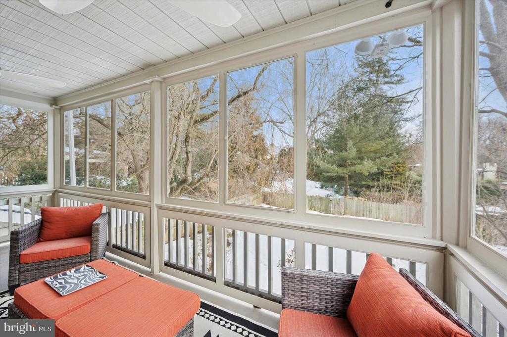 112 W GRAVERS LANE